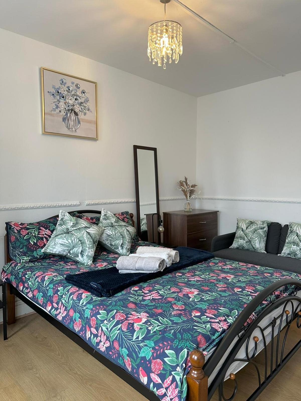 2 Bedroom Flat, 2 Minutes Walk To Bethnalgreen Station, Апартаменты *