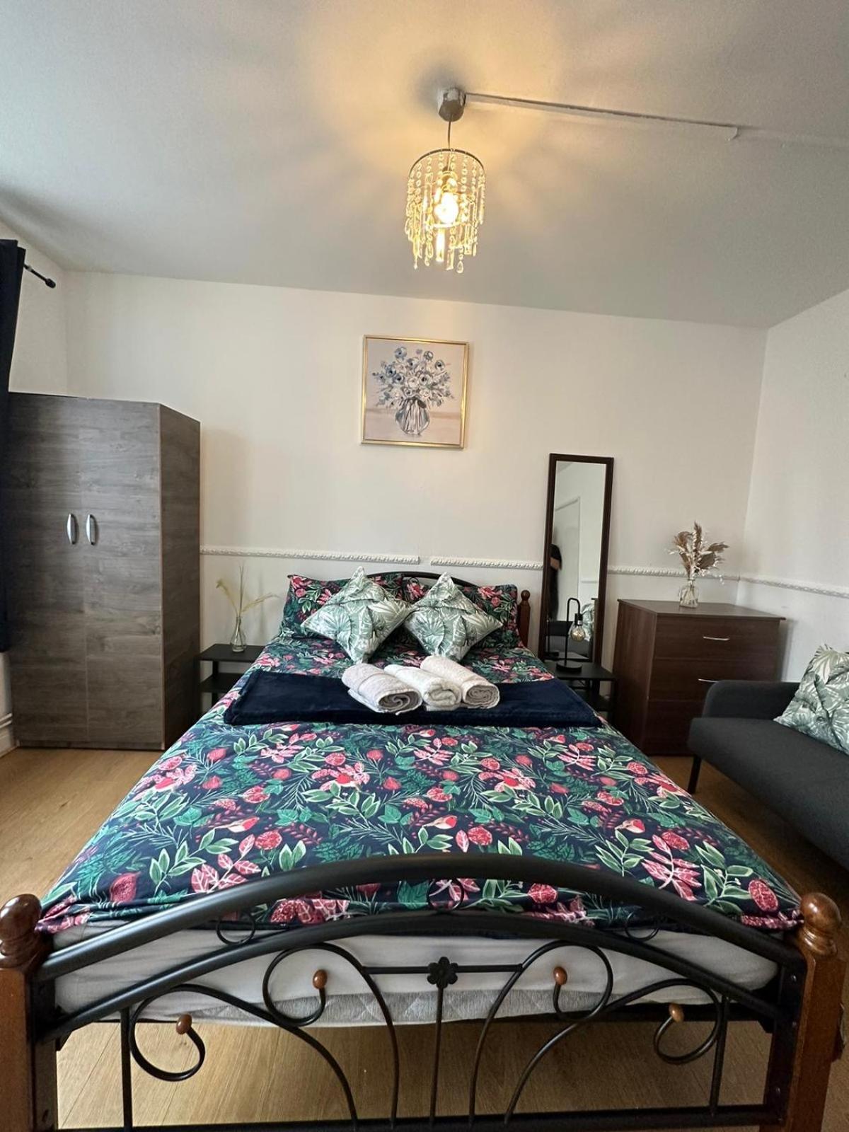 2 Bedroom Flat, 2 Minutes Walk To Bethnalgreen Station, Лондон