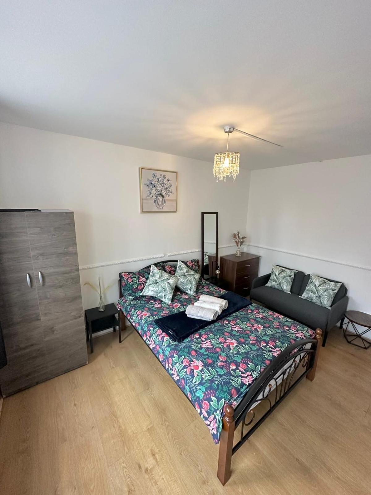 2 Bedroom Flat, 2 Minutes Walk To Bethnalgreen Station, * Лондон