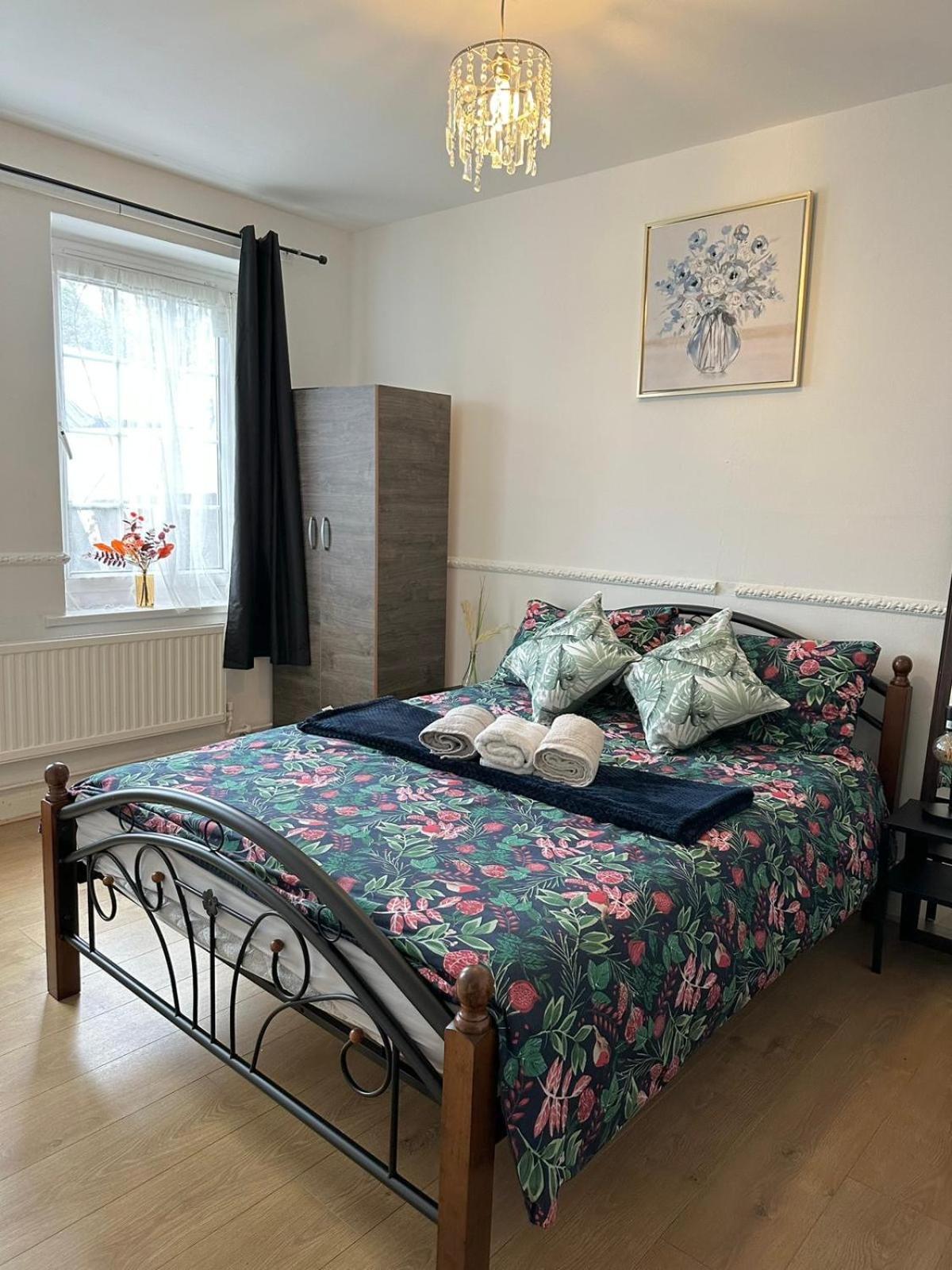 2 Bedroom Flat, 2 Minutes Walk To Bethnalgreen Station, Апартаменты *