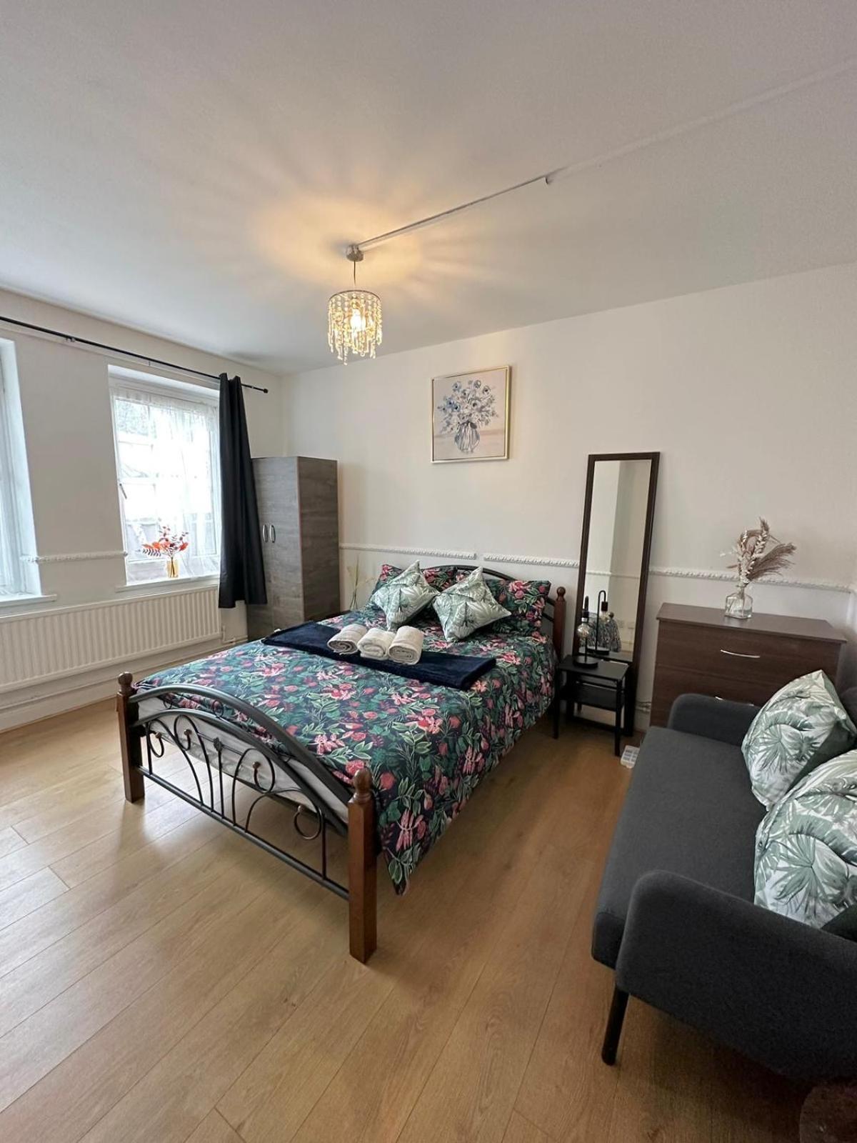 2 Bedroom Flat, 2 Minutes Walk To Bethnalgreen Station, * Лондон
