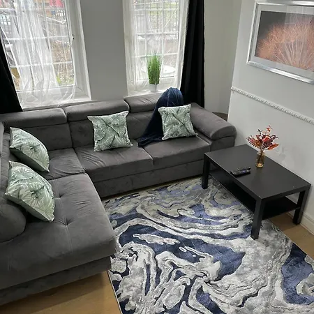 2 Bedroom Flat, 2 Minutes Walk To Bethnalgreen Station, Central Лондон Экстерьер фото