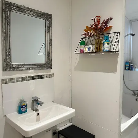 2 Bedroom Flat, 2 Minutes Walk To Bethnalgreen Station, Central Лондон Экстерьер фото