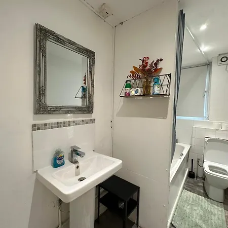 2 Bedroom Flat, 2 Minutes Walk To Bethnalgreen Station, Central Лондон Экстерьер фото